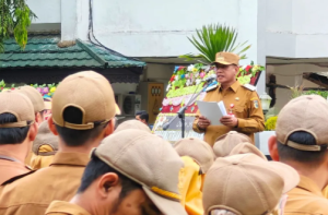 Wakil Bupati Tanah Laut, HM Zazuli, memimpin apel gabungan perdana, Senin 24 Februari 2925. (wartabanjar.com - Ist. MC Tala)