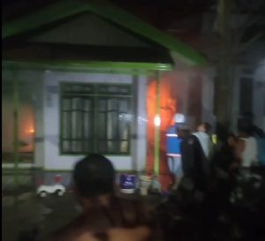 Api berkobar di Alalak Berangas, Barito Kuala, Selasa dini hari. (wartabanjar.com - Ist. Rekanan)