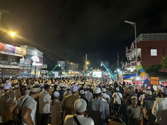 Jemaah mengikuti haul ke-5 Guru Zuhdi memadati kawasan Masjid Jami, Banjarmasin, Selasa malam. (wartabanjar.com - Iqnatius Aprianus)