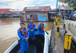 Personel Satpolairud Polresta Banjarmasin berjaga di sejumlah titik jalur air kedatangan jemaah haul Guru Zuhdi. (wartabanjar.com - Ist. Humas)