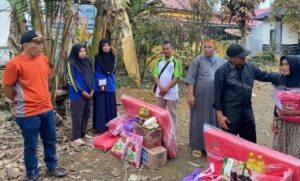 Wakil Bupati HST, Ustadz Rosyadi Ilmi (kemeja hitam) menyerahkan bantuan kepada korban kebakaran di Barabai Darat, Minggu. (wartabanjar.com - Ist. BPBD HST