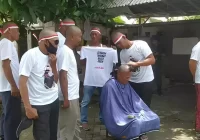 Warga Syukuran Atas Penangkapan Kades Desa Kohod, Gelar Aksi Cukur Gundul Massal