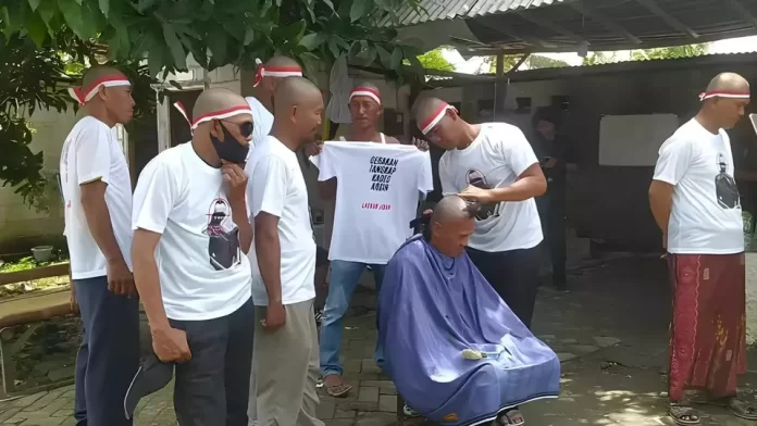 Warga aksi gundul massal sebagai ungkapan rasa syukur atas ditangkapnya Kades Kohod, Arsin. (Beritsatu.com)