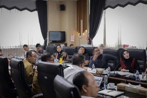 DPRD Kalsel bersama instansi terkait menggelar rapat membahas penanganan ODOL, Selasa. (wartabanjar.com - Ist. Humas DPRD)