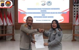 Kapolres Banjar, AKBP M Ifan Hariyat dan alapas Perempuan Kelas IIA Martapura, Peristiwa BR Sembiring, menandatangani kerja sama, Rabu. (wartabanjar.com - Ist. Humas Polres Banjar)