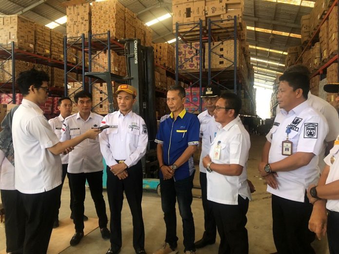 Melaksanakan instruksi Bupati Andi Rudi Latif, Sekdakab Tanah Bumbu Ambo Sakka melakukan pemantauan stok sembako ke distributor dan pasar, Rabu. (wartabanjar.com - Ist. MC Tanbu)