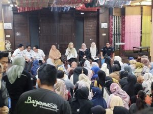 Pedagang Pasar Wadai Ramadan atau Ramadhan Cake Fair 2025 Kota Banjarmasin mengikuti undian nomor stan di Rumah Anno, Rabu. (wartabanjar.com - Ramadan Anwar)
