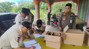 Puluhan botol minuman beralkohol yang disita anggota Satpol PP dan Damkar Tanah Laut dari warung di kawasan Kintap, Rabu. (wartabanjar.com - Ist. Satpol PP Tala)