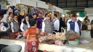 TPID Kalsel dan Kota Banjarmasin memantau Pasar Pekauman, Rabu. (wartabanjar.com - Istimewa)