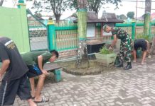 Sambut Ramadan, TNI Bersihkan Masjid Sultan Suriansyah Kuin