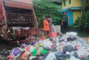 Peltu Heri melakukan penertiban pembungan sampah di kawasan Jalan Veteran, Banjarmasin Timur, Rabu. (wartabanjar.com - Ist. Pendim)