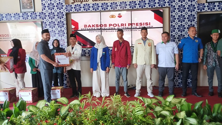 Penyerahan bantuan sosial secara smbolis kepada OKP dan mahasiswa oleh Polres Tanah Laut, Kamis . (wartabanjar.com - Syaiful)