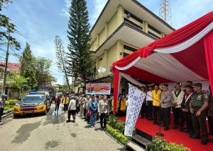 Ribuan bansos untuk mahasiswa dilepas pendistribusiannya oleh Kapolda Kalsel, Irjen Pol Rosyanto Yudha Hermawan, Kamis. (wartabanjar.com - Iqnatius Aprianus)