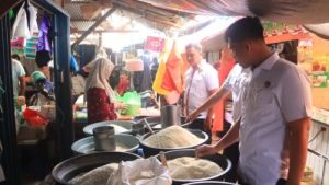 Jajaran Polres Tabalong melakukan pemantauan harga kebutuhan pokok di pasar tradisional menjelang Ramadan, Jumat. (wartabanjar.com - Ist. Humas)