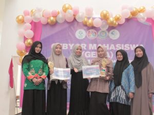 Penyerahan hadiah kepada pemenang lomba tari Gebyar Mahasiswa PIAUD, Jumat. (wartabanjar.com - Riska Safitri)