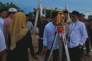 Pj Sekdakab Tanah Laut, Ismail Fahmi, memimpin pemantauan hilal di Pantai Takisung, Jumat. (wartabanjar.com - Ist. MC Tala)