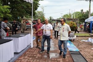 Plh Sekdaprov Kalsel, M Syarifuddin, meninjau lokasi pasar wadai di eks kantor Gubernur Kalsel di Nol Kilometer Banjarmasin, Jumat. (wartabanjar.com - Ist. MC Kalsel)