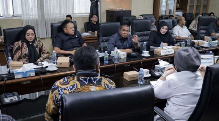 Rapat dengar pendapat DPRD Kalsel dengan mitra kerja membahas BBM subsidi untuk trans Banjarbakula dan LPG 3 kg. (wartabanjar.com - Ist. Humas DPRD Kalsel)