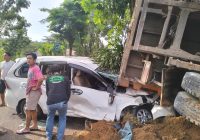 Truk Overload Gagal Menanjak di Balangan, Avanza Jadi Korban!