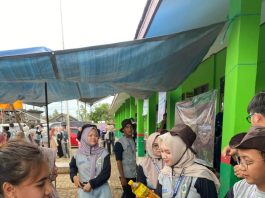 Mahasiswa KKN Uniska Bagikan Minyak Goreng dan Hibur Warga Terdampak Banjir di Kurau