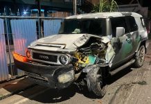 Tabrak Tiang Listrik, Sebuah Mobil Rusak Parah di Kawasan Dharma Praja Banjarmasin