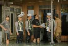 Bantuan Sembako Diberikan kepada Korban Banjir di Desa Munggu Raya