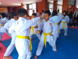 Melatih Teknik Pukulan Kebalikan Gyaku Tsuki