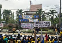 Mahasiswa Bentangkan Spanduk Indonesia Gelap di Gedung DPRD Kalsel, ini Tuntutannya