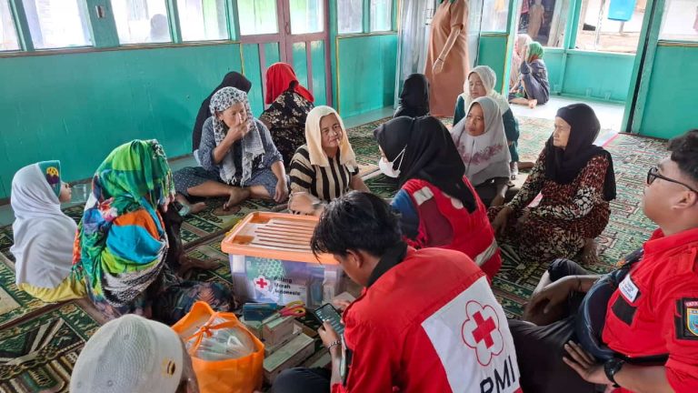 Tim Satgana PMI Kabupaten Banjar Kembali Gelar Pemeriksaan Kesehatan Gratis Bagi Korban Banjir