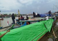 Kelotok Jemaah Haul Guru Zuhdi Tiba di Dermaga Sungai Jingah