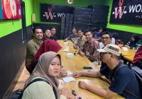 Hangat! Harry Khairil Hadi Makan Bareng Warga, Dengarkan Aspirasi dengan Santai