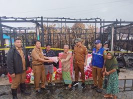 Peduli Korban Kebakaran! Dinsos Tanah Bumbu Salurkan Bantuan untuk Warga di Jalan Pelita