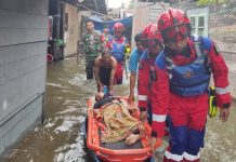 Banjir di Murung Keraton, Nenek Rokayah Dievakuasi