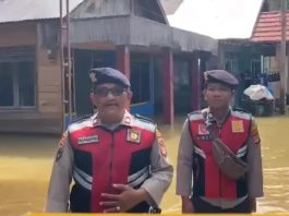 Banjir di Jalan PS Papan Masih Setinggi Lutut Orang Dewasa
