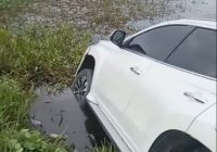 Mobil Terperosok ke Sungai di Sungai Tabuk