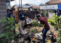 Kelurahan Sungai Lulut, TNI dan Warga Kerja Sama Bersihkan Sampah untuk Berantas Sarang Nyamuk