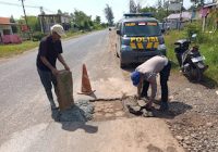 Cegah Kecelakaan, Personel Polsek Jorong dan Warga Tambal Lubang di Jalan
