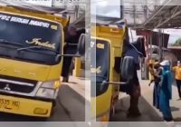 HEBOH! Emak-Emak di Paser Hentikan Truk Batu Bara, Nekat Naik dan Periksa Muatan