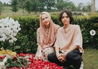 Pakai Kemeja Warisan Ayahnya Saat Ziarah ke Makam Ashraf Sinclair, BCL Sebut Noah kini Sudah Remaja