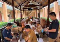 Pegawai Dinas Pendidikan Banjar Kemas Paket Sembako untuk Diberikan ke Sekolah Terdampak Banjir