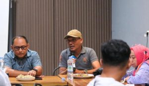 Kadiskominfo (kiri) bersama PWI HST dan awak media setempat silaturahmi untuk memperkuat sinergi informasi berkualitas. (wartabanjar.com - Ist. MC HST)