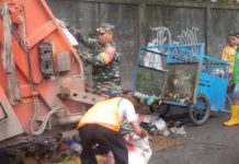 Banjarmasin Darurat Sampah, Babinsa dan Dinas Kebersihan Angkut Sampah di Pekapuran Laut
