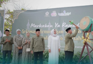 Bupati Barito Kuala, H Bahrul Ilmi, memukul beduk membuka secara resmi Pasar Panginan Ramadan 1446 H. (wartabanjar.com - Ist. Diskominfo)