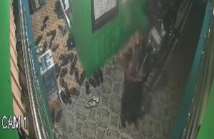 Diduga maling sandal di Masjid Nurul Fata Pekapuran Raya terekam CCTV. (wartabanjar.com - Ist. IG @kabarbanuakalsel)