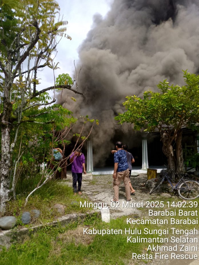 Kebakaran di komplek DPRD di Barabai Darat, Kabupaten HST, Minggu siang. (wartabanjar.com - Ist. Rekanan)