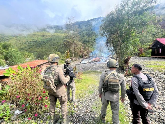 Sisa rumah yang terbakar di Puncak Jaya diduga dilakukan KKB. (wartabanjar.com - Ist. Div. Humas)