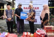 Cepat Tanggap, Wabup HST Ustadz Rosyadi Langsung Datangi Korban Kebakaran Komplek DPRD