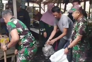 Anggota Koramil Banjarmasin Utara membersihkan pasar Ferry Alalak, Senin. (wartabanjar.com - Ist. Pendim)