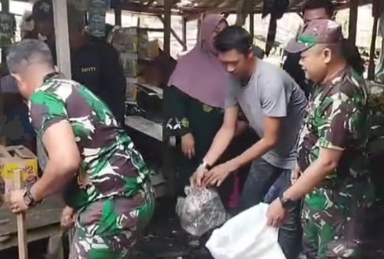 Puluhan Personel Koramil Banjarmasin Utara Diturunkan Bersih-bersih Pasar Ferry Alalak Selatan