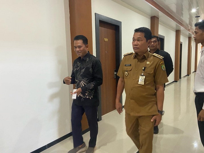 03032025_Bupati Balangan, H Abdul Hadi, berkeliling ruang Hotel Ar Raudah usai diresmikan, Senin. (wartabanjar.com - Alfi) Bupati Balangan, H Abdul Hadi, berkeliling ruang Hotel Ar Raudah usai diresmikan, Senin. (wartabanjar.com - Alfi)